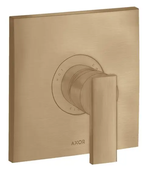 Ein AXOR Brausemischer mit quadratischer Wandplatte und einem rechteckigen Hebelgriff in gebürstetem Bronze-Finish. Temperatur- und Durchflussregulierung erkennbar.